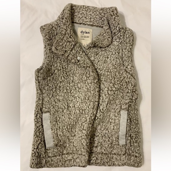 dylan Jackets & Blazers - DYLAN By True Grit Gray Faux Fur Sherpa Vest XS